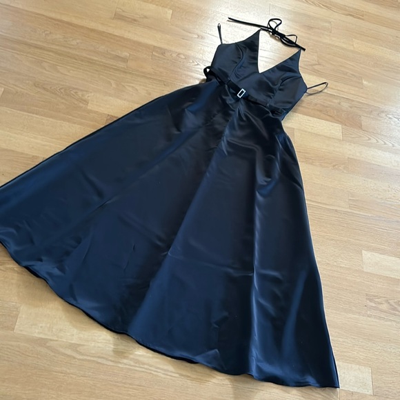HALTER GOWN ~ size 12 ~ halter/black w/sequin belt buckle (by Scott McClintock) - Picture 1 of 10